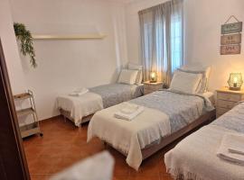 Nature House Almograve- Triple room with terrace and shared bathroom - Fishermen's Trail，位于阿尔莫格拉维的酒店