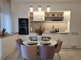 Lakeside Luxury Apartman S&aacute;rv&aacute;r，位于萨尔瓦尔的海滩酒店