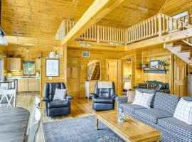 Peaceful Long Lake Cottage with Deck, Dock and Kayaks!，位于Branch Township的酒店
