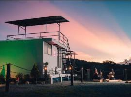 Glamping y termales La Maestranza，位于Villamaría的酒店