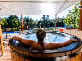 Sapphire Springs Holiday Park and Thermal Pools，位于卡蒂卡蒂的酒店