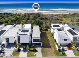Absolute Beachfront Marcoola 4Bd, Heated Spa，位于马库拉的酒店
