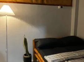 Beach room for 2 at Dallúyon Beach House，位于Dalumpinas Oeste的宾馆