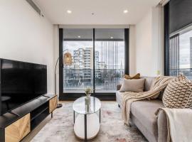 Sunlit & Sleek Condo in Lively St Kilda，位于墨尔本的酒店