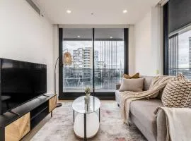 Sunlit & Sleek Condo in Lively St Kilda