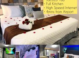 CLOCKWORKORANGE Luxury Suites 4-Minutes Away To Airport，位于麦克坦的豪华酒店