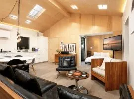 Venice Beach Bungalow Best Location by ArtSpace