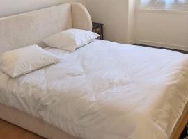 Chambre Voltaire ou Chambre Beckett, terrasse en bord de Sorgue，位于勒托尔的住宿加早餐旅馆