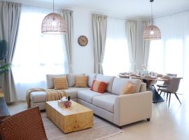 Elegant 2BR Golf View Oasis with Maids Room in Yas Island，位于Yas Island的酒店