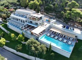 Myzith Luxury Suites，位于凯里翁的带停车场的酒店