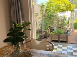 Bloom and Berry Cottage，位于Hallack Rock的酒店