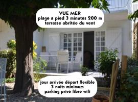 VUE MER PLAGE a pied 3 minutes 200 m villa parking privé wifi fibre abritée du vent st pierre la mer，位于弗勒里的酒店