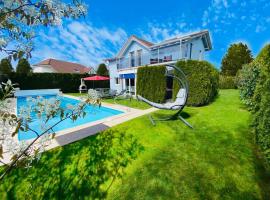 Villa with Pool - Leon's Holiday Homes，位于Dottikon的酒店