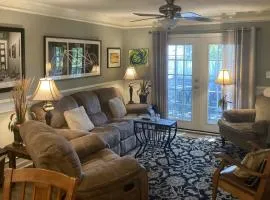 Classic City 3 bedroom 2 bath condo with deck close to UGA, Five Points, and Memorial Park in Athens