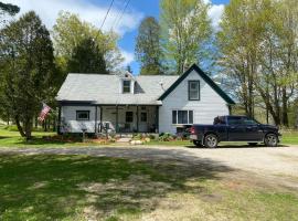 Lakeview Farmhouse with Beach Access，位于East Charleston的农家乐