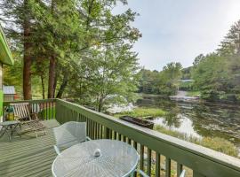 Rustic Waterfront Cottage with Fire Pit and Kayaks，位于Weare的酒店