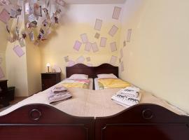 Poet's Theme Room, Free Parking，位于卡罗维发利的酒店