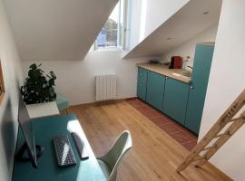 Charmant studio à proximité de la gare RER A，位于沙图的酒店