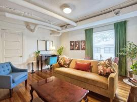 Historic 1Bdrm - Parking - Walk to Restaurants & Westport!，位于堪萨斯城的酒店