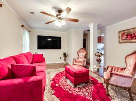 Home with Decks and River Access in Mt Gilead!，位于Albemarle的酒店