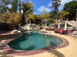 Oasis Private Entry Suite, Pool, Jacuzzi and more