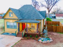 Ralphie's House Chickasha - Sleeps 10 - Hi Speed WIFI - Brand New!，位于奇克谢的酒店