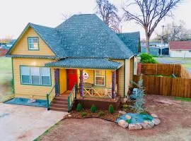 Ralphie's House Chickasha - Sleeps 10 - Hi Speed WIFI - Brand New!
