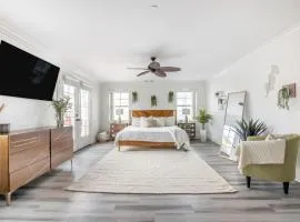 Sea La Vie 4 bedrooms near beach, backyard lounge
