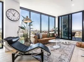 Hip Condo on Maribyrnong River Cityscape Views!