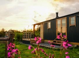 Fferm Fach by Birch Stays，位于Llandegfan的带热水浴缸的酒店