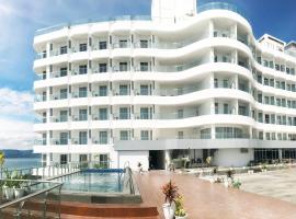 Labersa Hotel & Convention Center Samosir，位于Sinapuran的带泳池的酒店