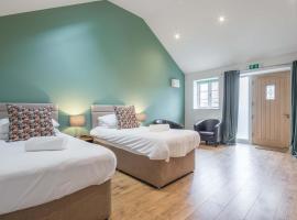TWIN Deluxe Disabled Access and Wet Room with Courtyard View - Newton，位于剑桥的酒店