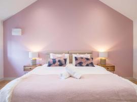 King Deluxe Ensuite with Shower-Bath and Courtyard View - Fawcett，位于剑桥的酒店