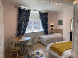 Deluxe Three Bed BnB in Henley-on-Thames near Station River & Town Centre，位于亨利昂泰晤士的Spa酒店