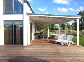 Ferienhaus Laura 70qm bis 5 Gäste mit Sauna, Whirlpool in der Hauptsaison, 75qm Terrasse und eingezäunten Garten Haustiere willkommen，位于Sierosław的酒店