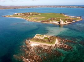 Les Maisons de Tatihou, The Originals Relais，位于圣瓦斯特拉乌格的海滩酒店