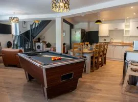 Cotswold's Stroud-Large 5 Bedroom House-Pool Table-Sleeps 10