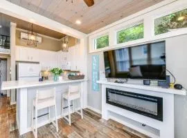 Lake Norman Getaway with Pool Access and Kayaking!