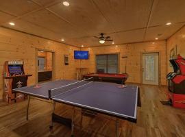 A Lodge at The Glades 12 BR Cabin Private Indoor Pool Hot Tubs Game Rooms and Theater Room，位于加特林堡的山林小屋