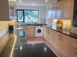 Spacious 4 Bed Family Retreat in the Heart of Weymouth Close to Beaches & Attractions，位于Broadwey的度假屋