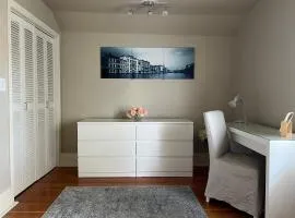 Cozy homestay in the master bedroom of a River Heights home