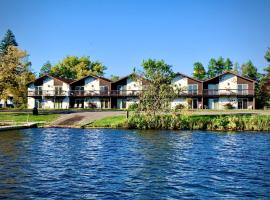 Bridge Inn Tomahawk - 2nd Floor, 2 Queen Beds, Balcony, River View，位于Tomahawk的酒店