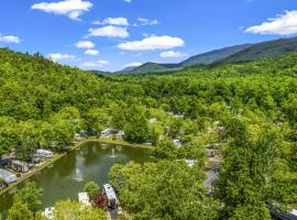 Water Edge Glamping Resort- Fishing Pond, Fire Pit, Swimming Pools, Mini Golf，位于加特林堡的酒店