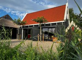 Luxury private farmhouse cottage near Amsterdam plus home cinema，位于Ilpendam的酒店