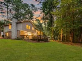 Grand Retreat Sleeps 12 Spacious Deck and WiFi