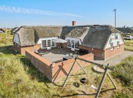 Awesome Home In Ringkøbing With Sauna，位于灵克宾的酒店