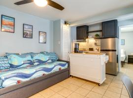 Less Than 1 Mi to Boardwalk and Beach Access Ocean City Apt!，位于大洋城的酒店