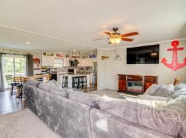 2 Mi to Lake Cumberland Family-Friendly Retreat!，位于Jamestown的酒店