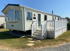 3 bed caravan Norfolk near the coast，位于Belton的酒店