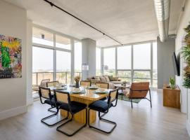 Modern Loft 15 Min from NYC with City View & Pool，位于Croxton的带泳池的酒店